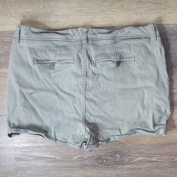 Liverpool Green Cargo Shorts Mid-Rise Comfort - Picture 3 of 3